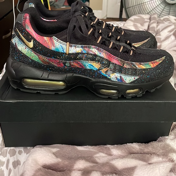 These are AirMax 95 multicolor size 8 in women - Picture 5 of 5